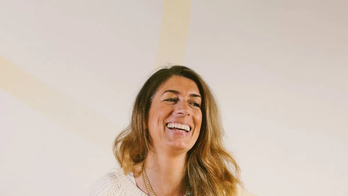Mujer sonriendo en una habitación luminosa