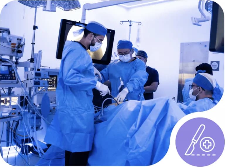 Cirujanos operando con el monitor de laparoscopía