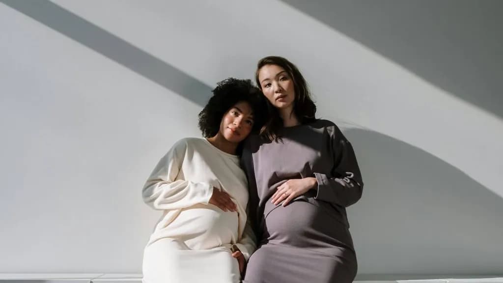 Dos mujeres embarazadas juntas