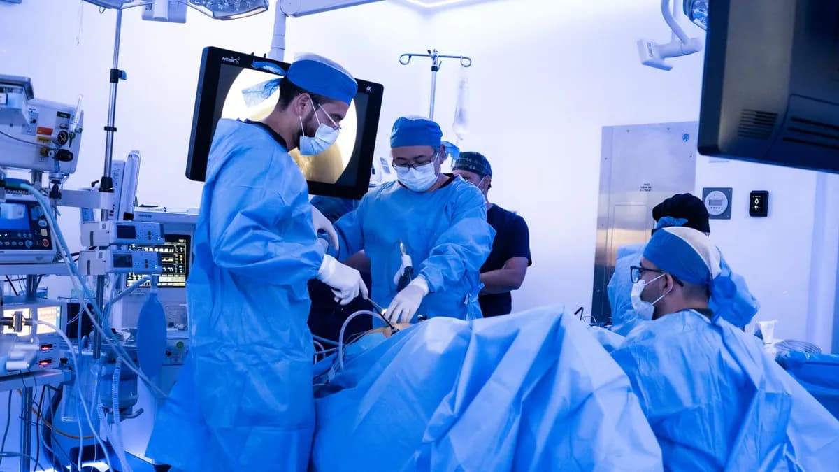 Equipo quirúrgico durante una cirugía laparoscópica
